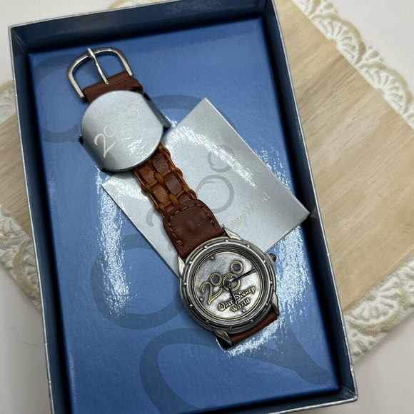 NIB - 2000 Disney Leather Wrist Watch - Picture 3 of 3